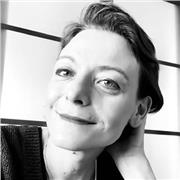 Écrivain dans des revues littéraires passionnée de théâtre donne des cours de français